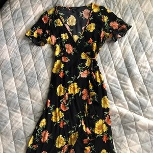 🌼Forever 21 Contemporary Floral Wrap Dress 🌼